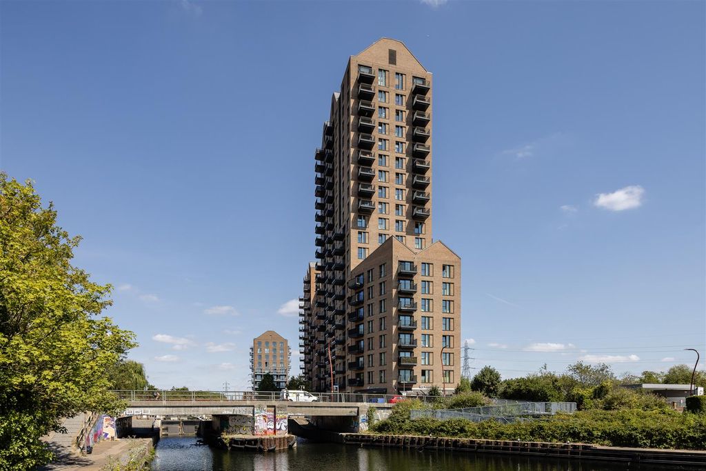 Property photo 1 of 30 Hale Wharf, N17
