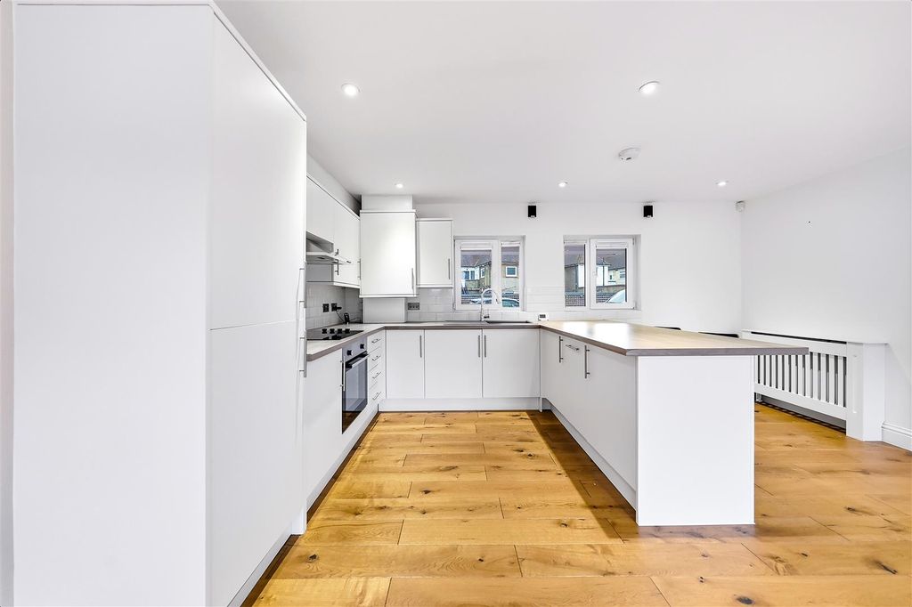 Property photo 3 of 18 Kitchen