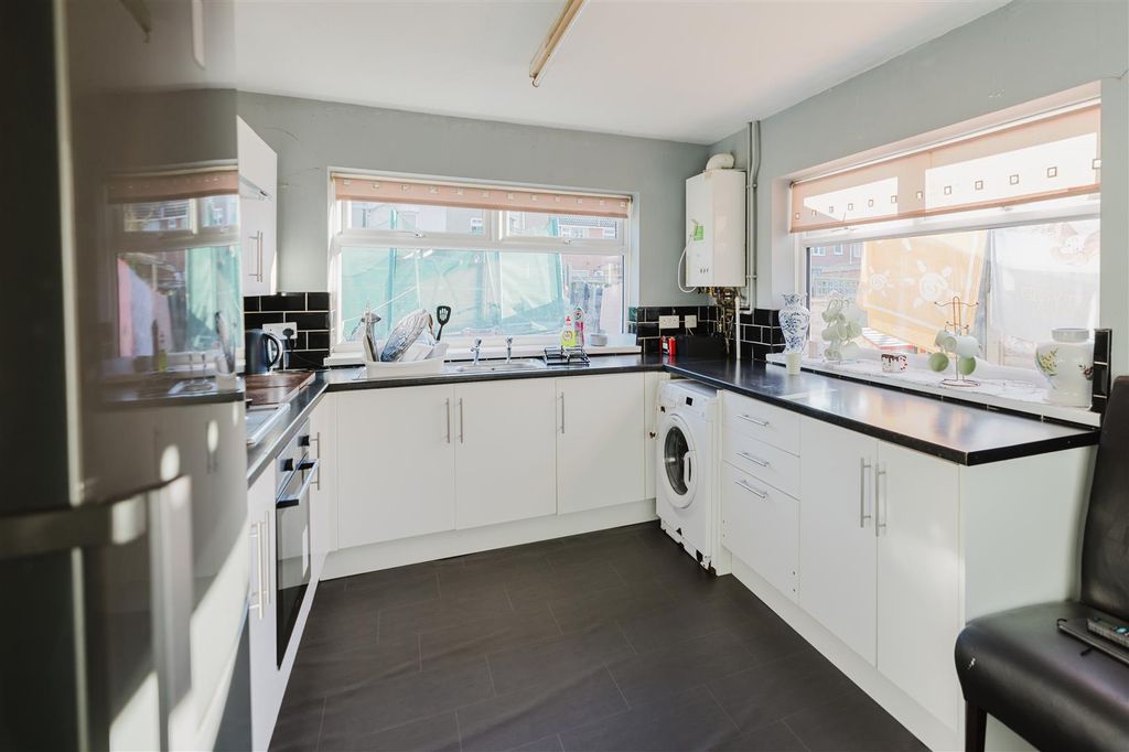 Property photo 3 of 28 Kitchen