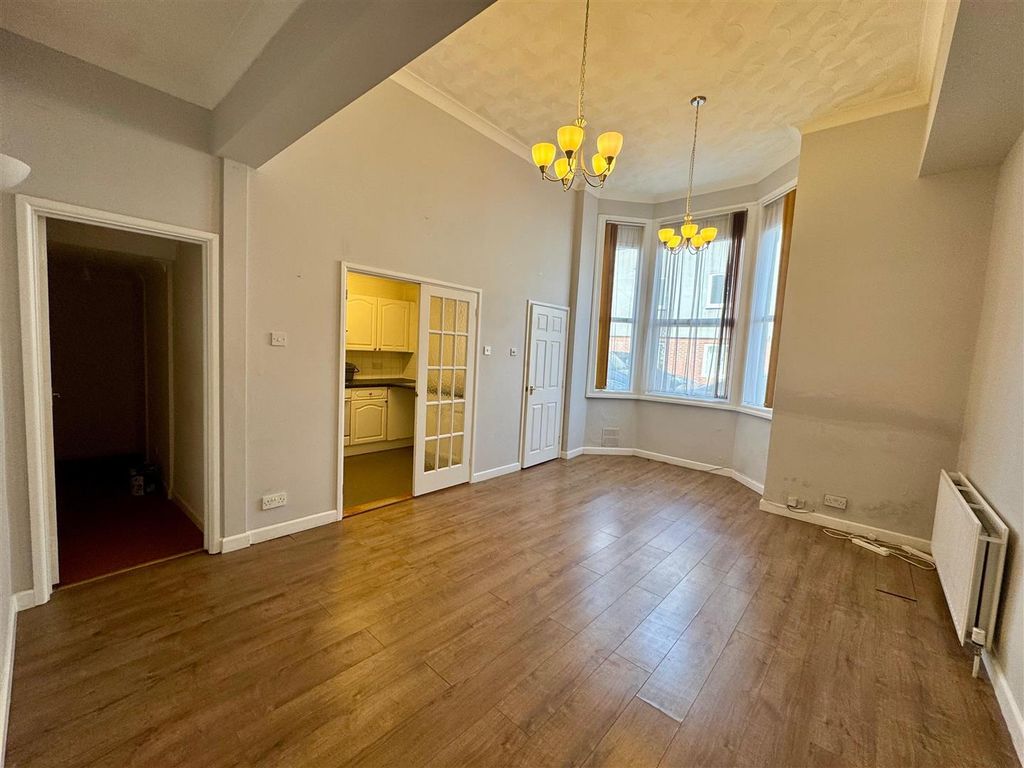 Property photo 2 of 19 Lounge