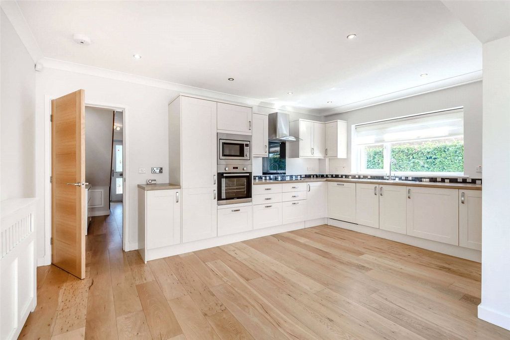 Property photo 3 of 25 Kitchen