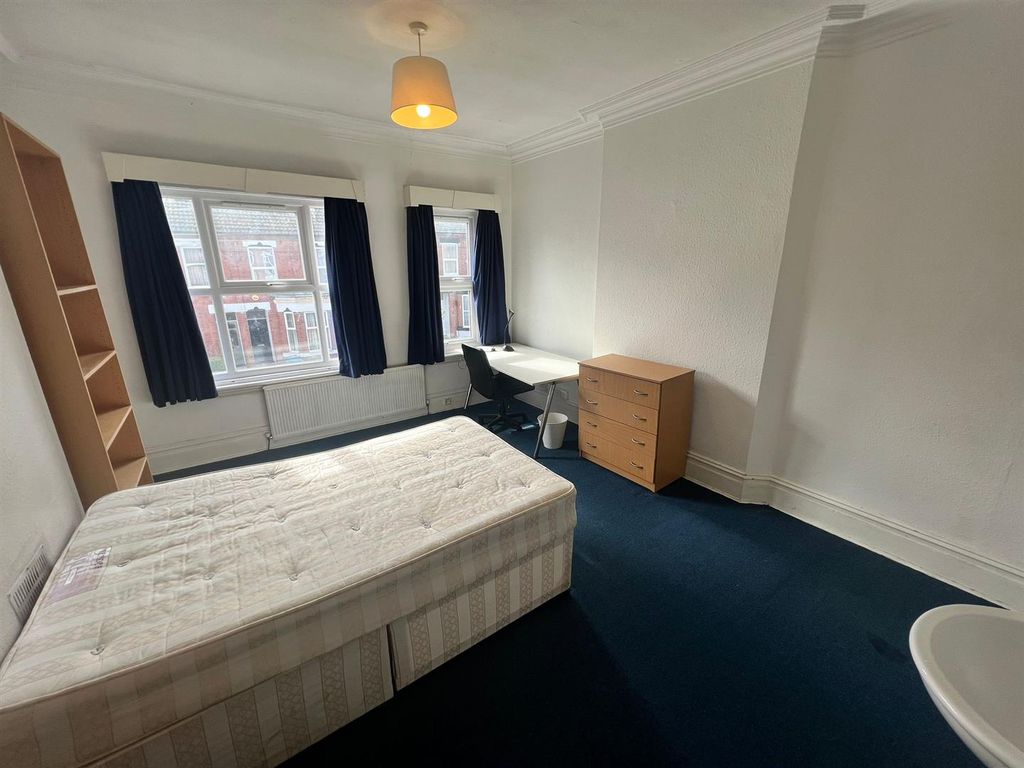 Property photo 2 of 16 Room 4