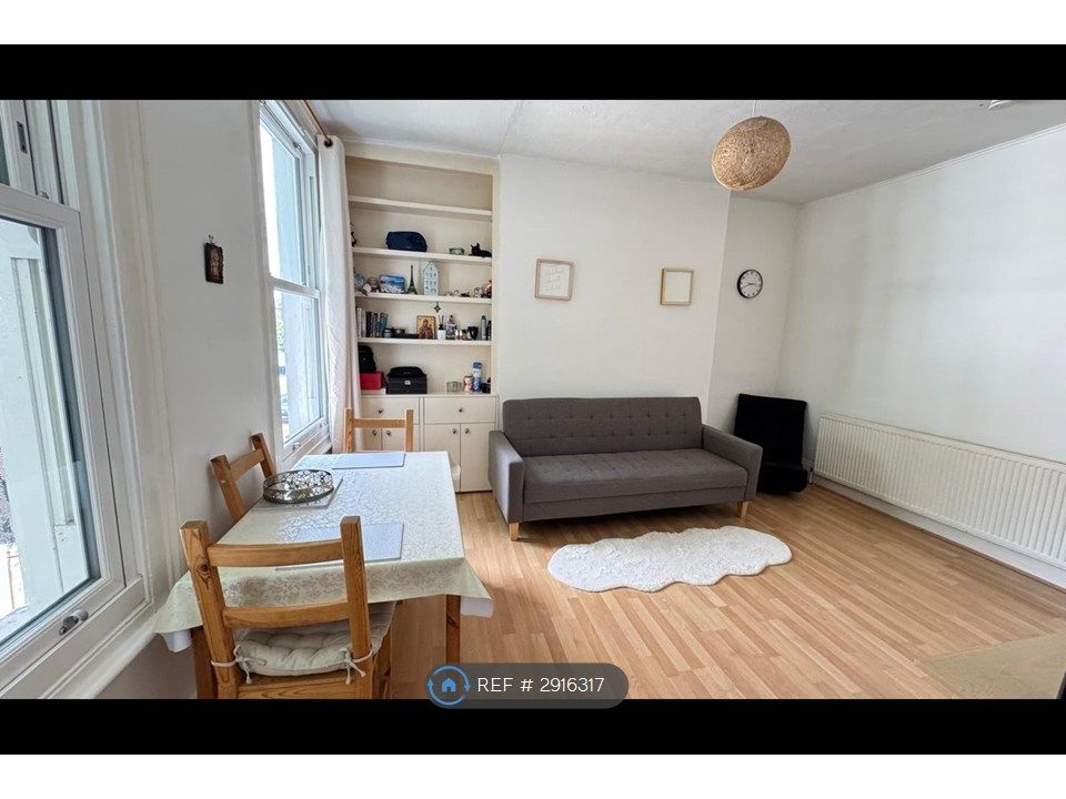 Property photo 2 of 6 Living Room - 15m2