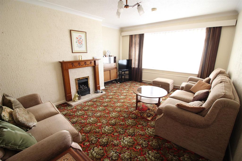 Property photo 3 of 14 Lounge