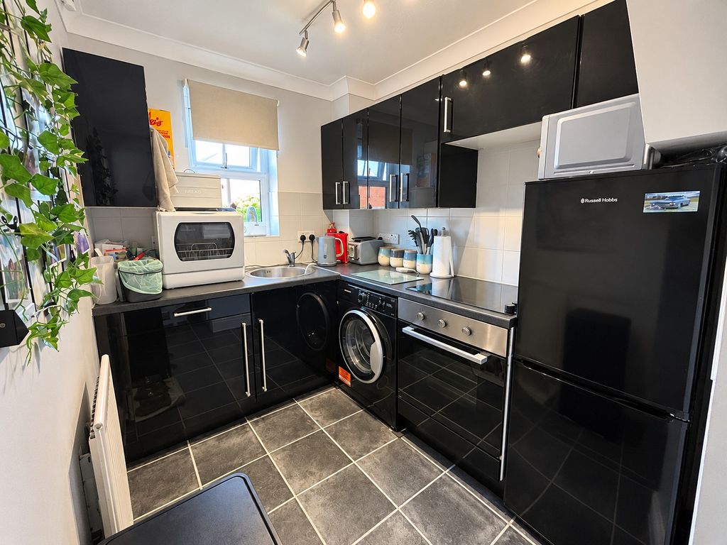 Property photo 2 of 6 Kitchen