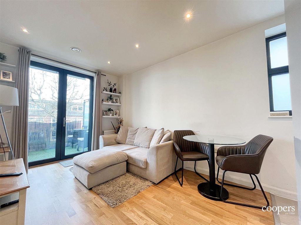 Property photo 3 of 7 Lounge