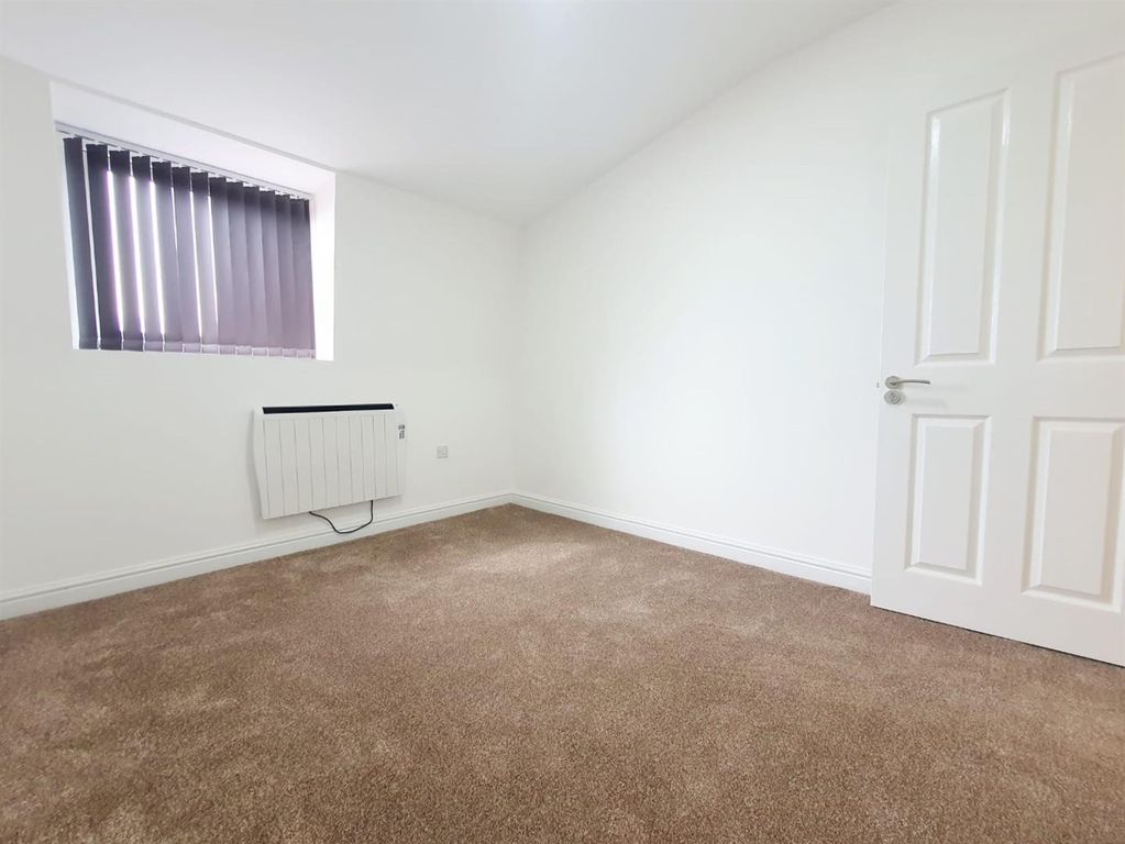 Property photo 2 of 6 Bedroom
