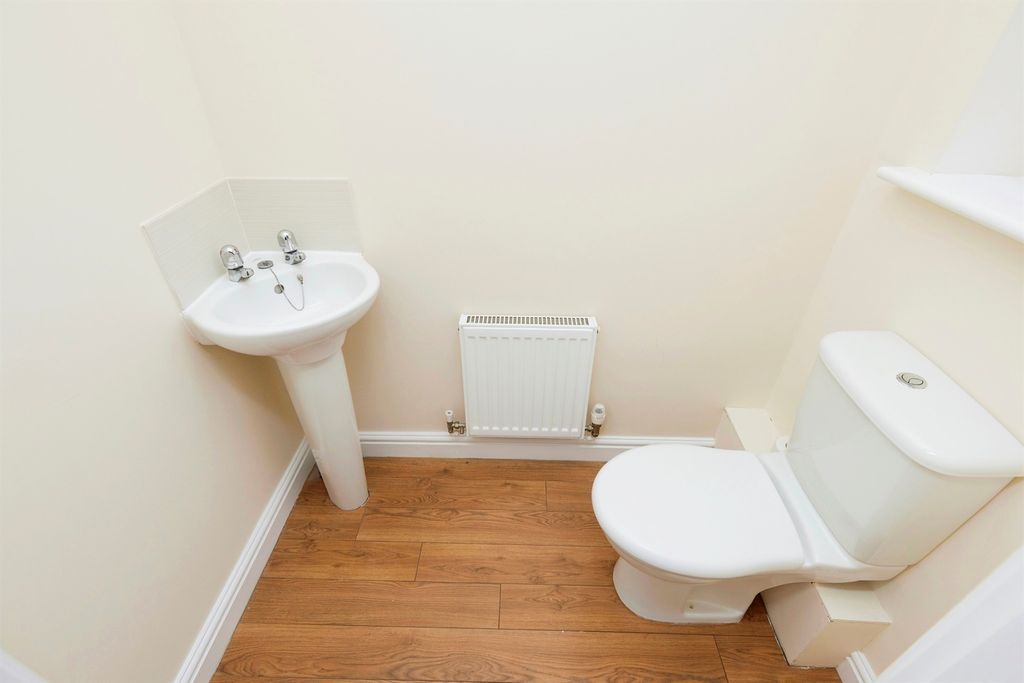 Property photo 3 of 10 Cloakroom/wc