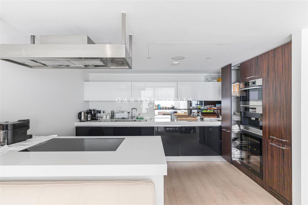 Property photo 3 of 16 Kitchen