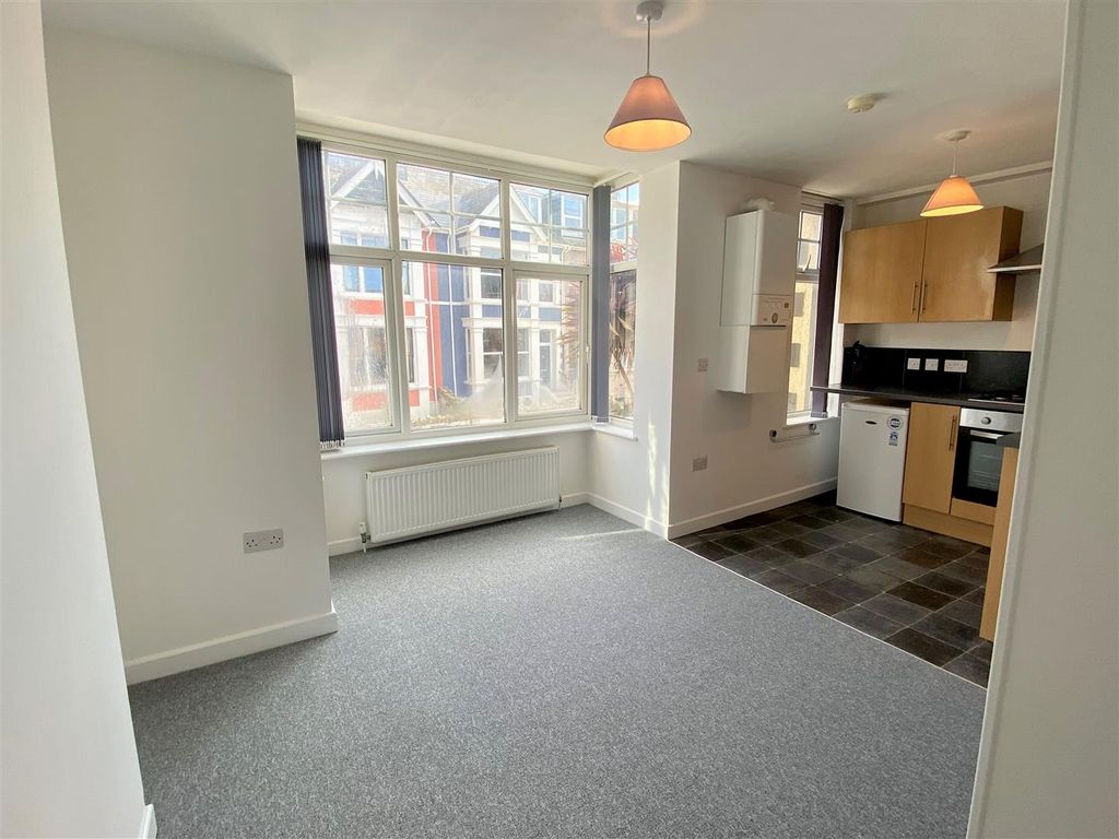 Property photo 2 of 7 Flat 3, 6 Trebarwith Crescent Lounge