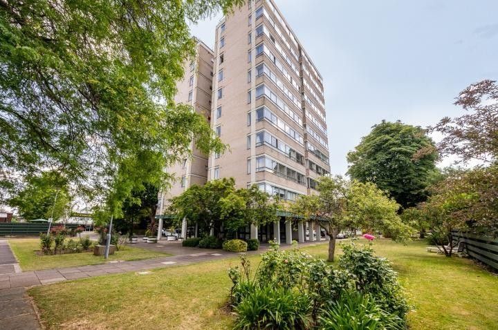 Property photo 1 of 5 Flat 8 The Towers, Lower Mortlake Road, Richmond, Surrey, Tw9 2Jr