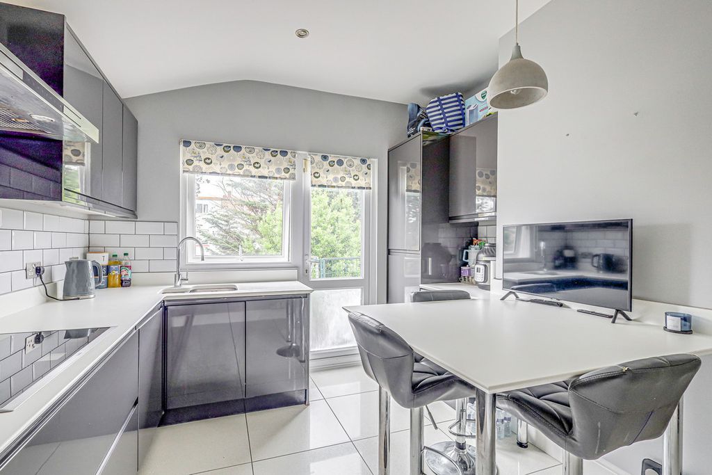 Property photo 2 of 25