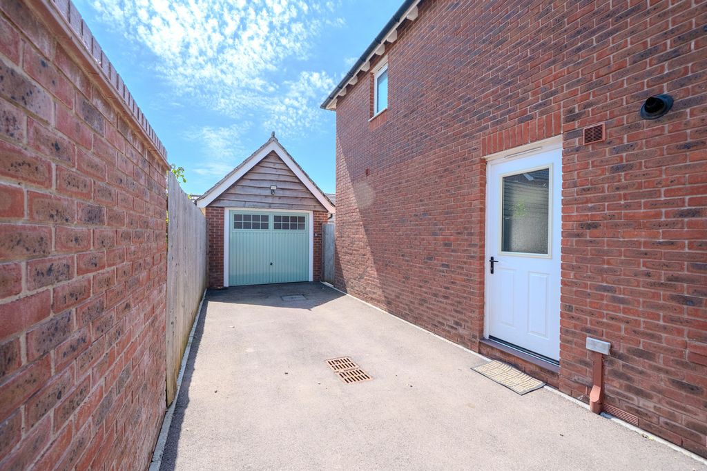 Property photo 2 of 32