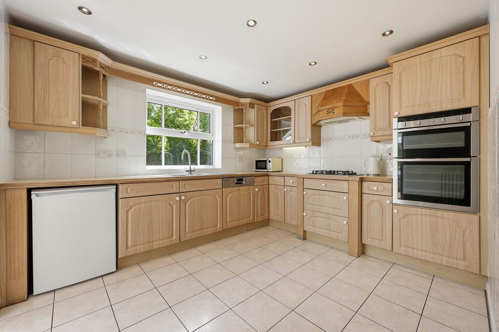 Property photo 2 of 28