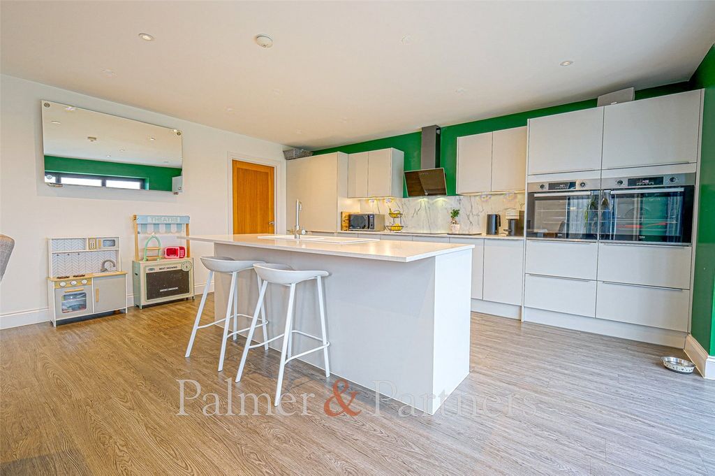 Property photo 2 of 19 Kitchen