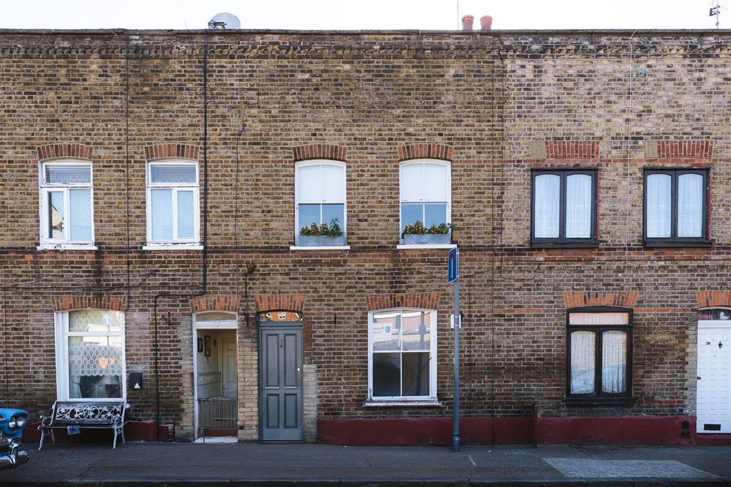 Property photo 3 of 35 Hadleigh_Street-2.Jpg