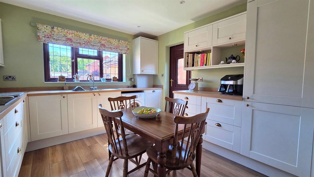 Property photo 3 of 19 Kitchen