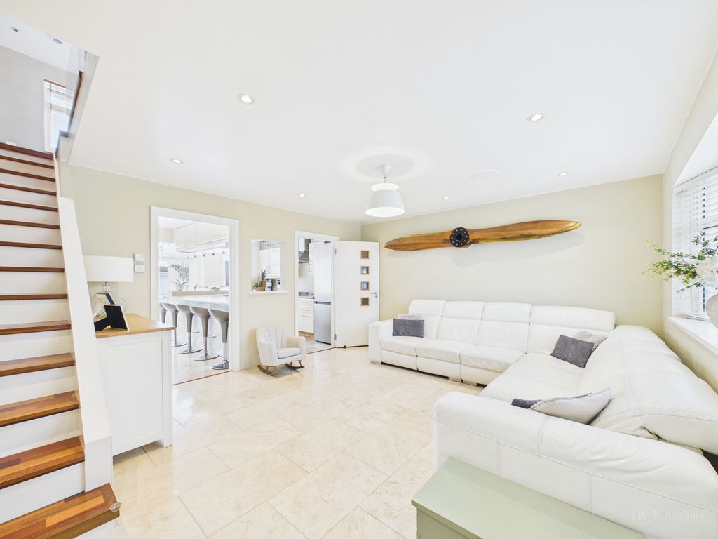 Property photo 3 of 13 Cam02136G0-Pr0576-Still008