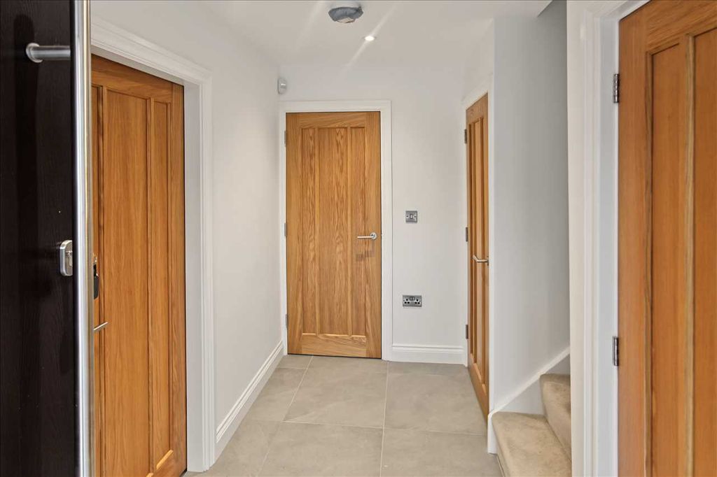 Property photo 2 of 31 Entrance Hall