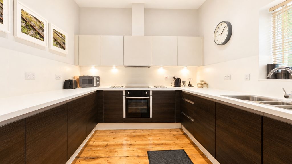 Property photo 2 of 11 5A6482A9-Dbf1-49d7-84d4-1Bdfdd51022c
