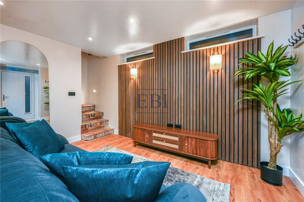 Property photo 2 of 25 Picture No. 12