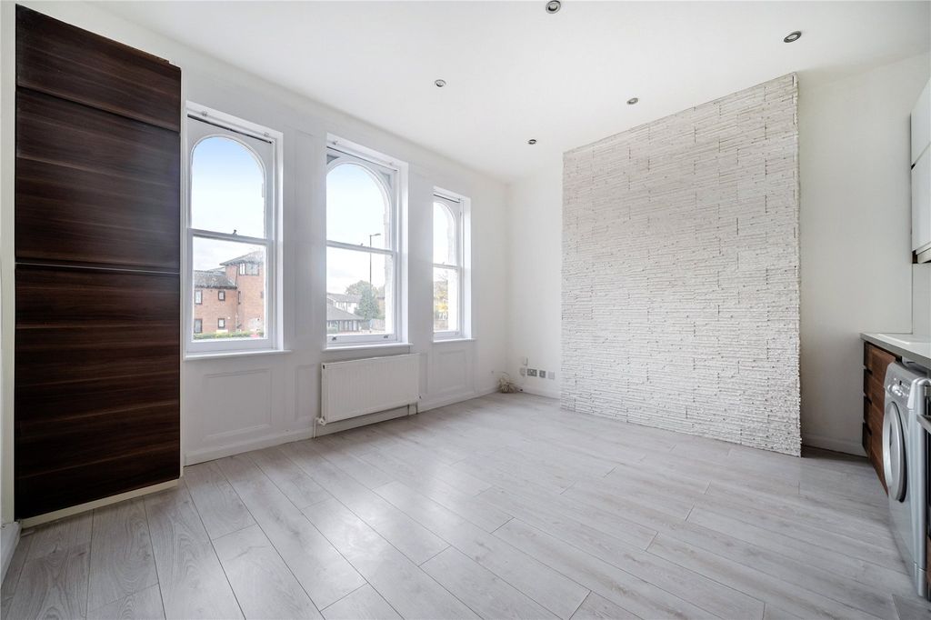 Property photo 2 of 17 Kitchen/Reception