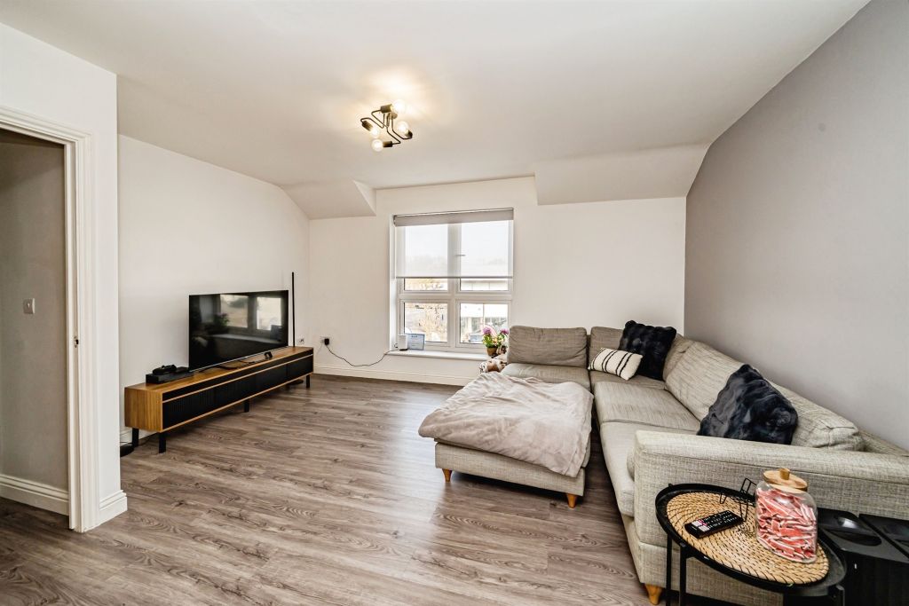 Property photo 3 of 12 Lounge