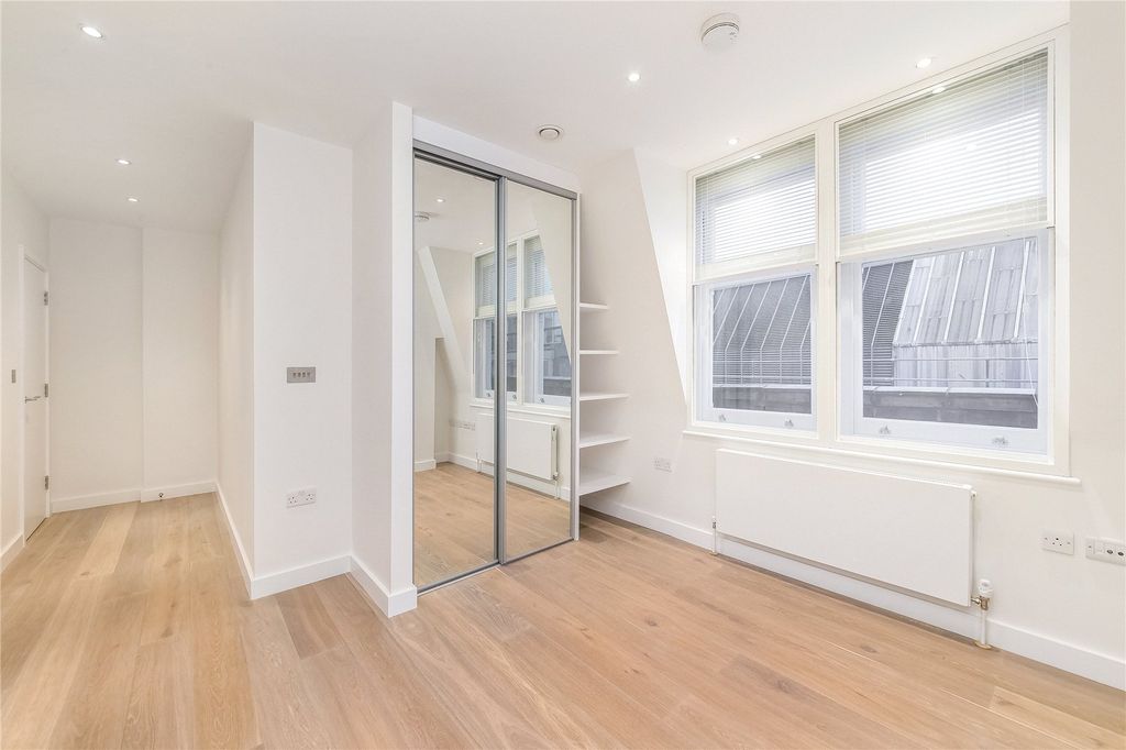 Property photo 3 of 8 Lisle Street