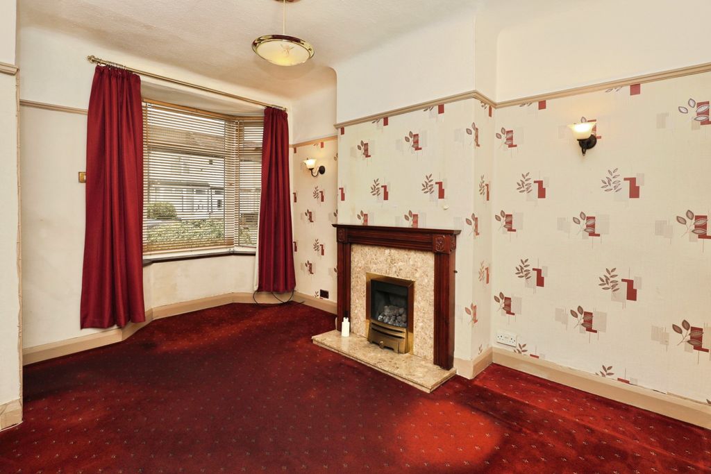 Property photo 3 of 14 Lounge