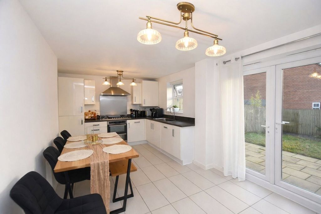 Property photo 3 of 10 Kitchen Diner