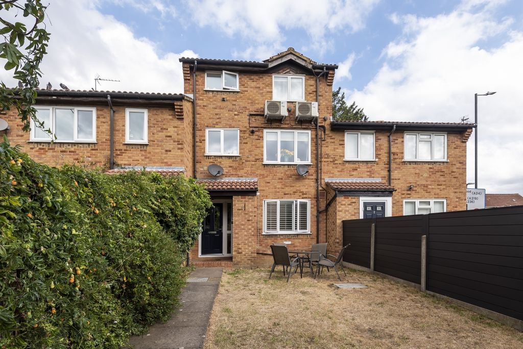 Property photo 2 of 7 Garden