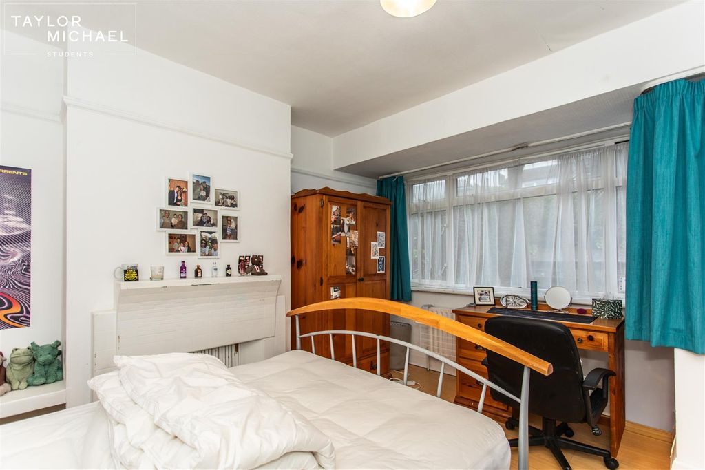 Property photo 2 of 23 Bedroom