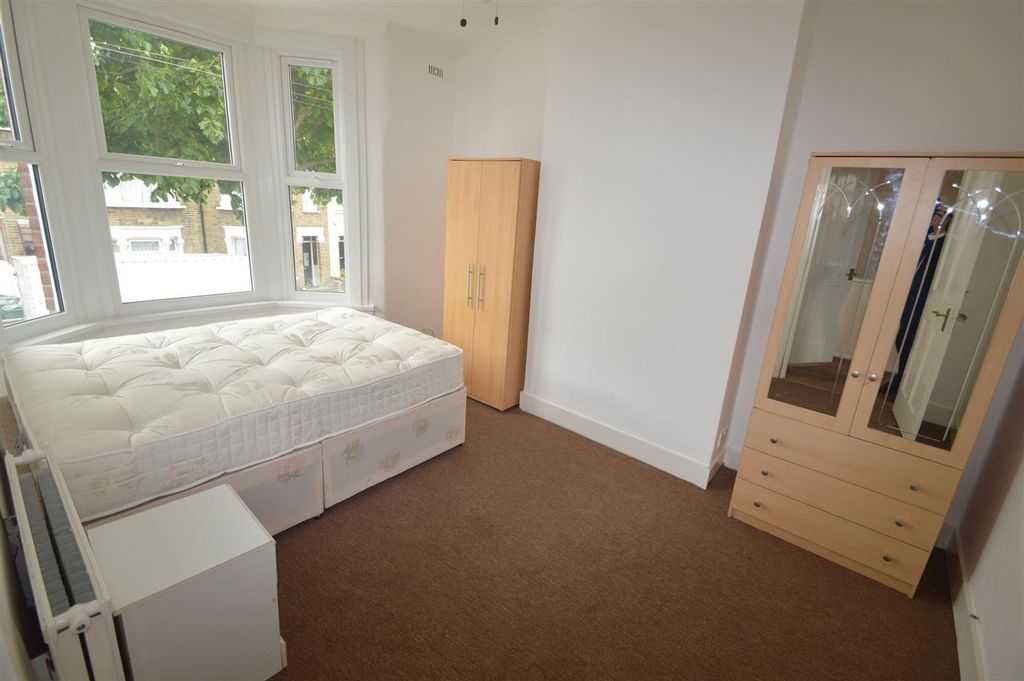 Property photo 2 of 3 Gurney Cl Ig11