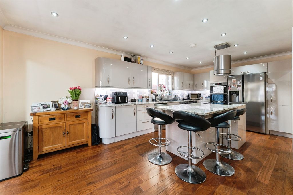 Property photo 2 of 20