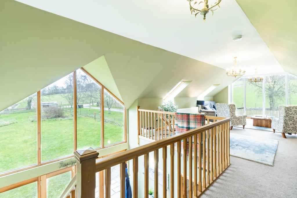 Property photo 2 of 33 Lounge