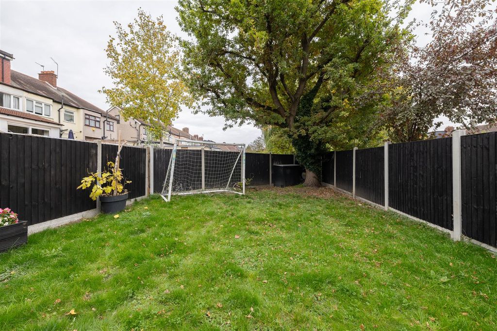 Property photo 2 of 37 Brackley Square, Ig8