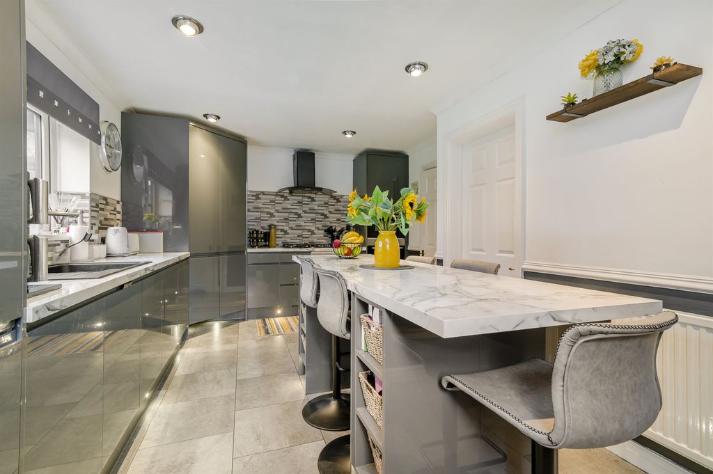 Property photo 2 of 27