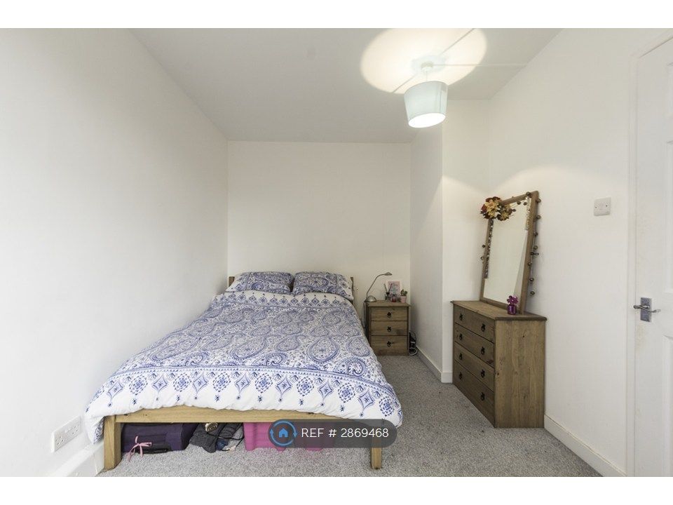 Property photo 3 of 8 Bed 2 - Spacious Double Room