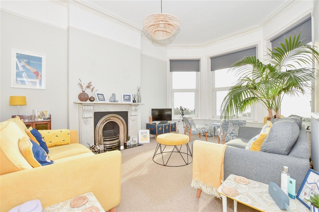 Property photo 2 of 9 Lounge