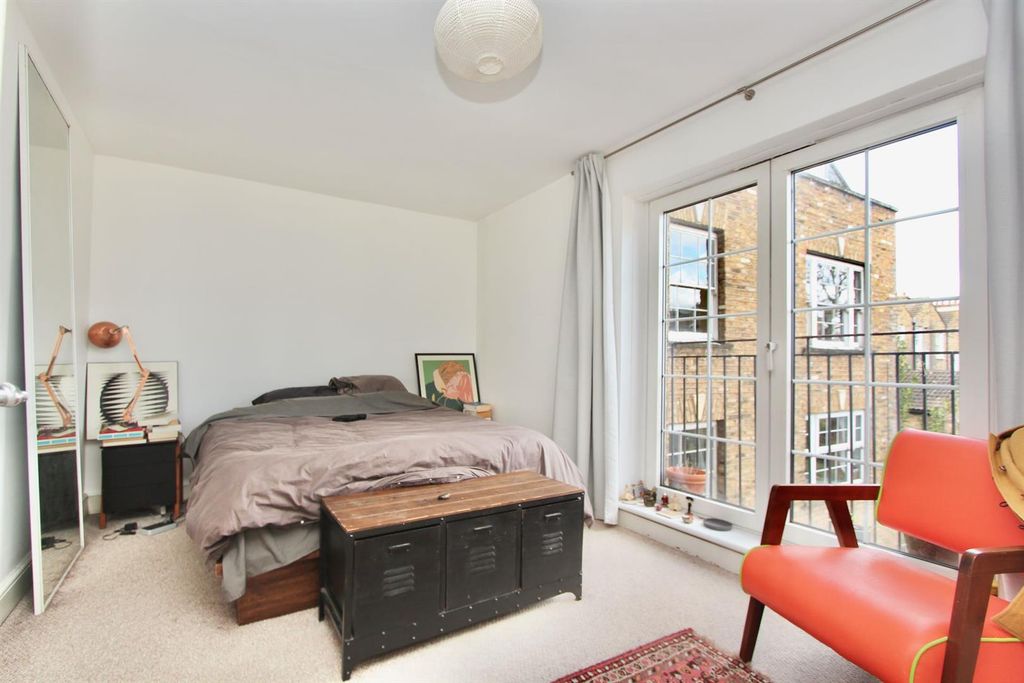 Property photo 1 of 18 Stoke Newington Road. N16