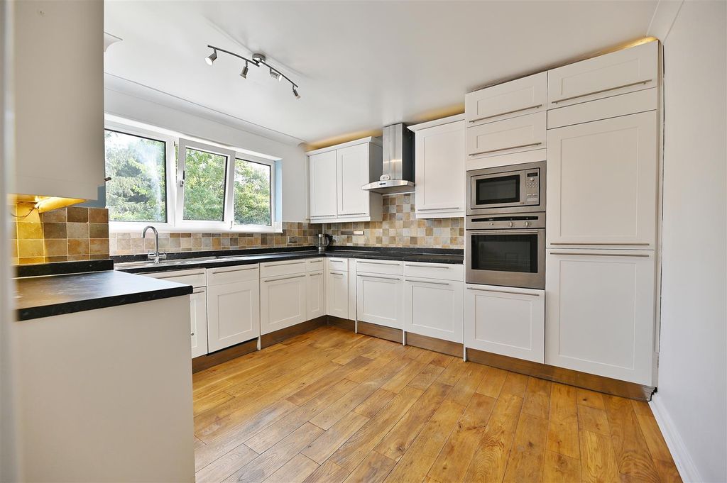 Property photo 1 of 10 Kitchen