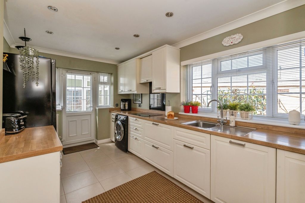 Property photo 3 of 26 Picture