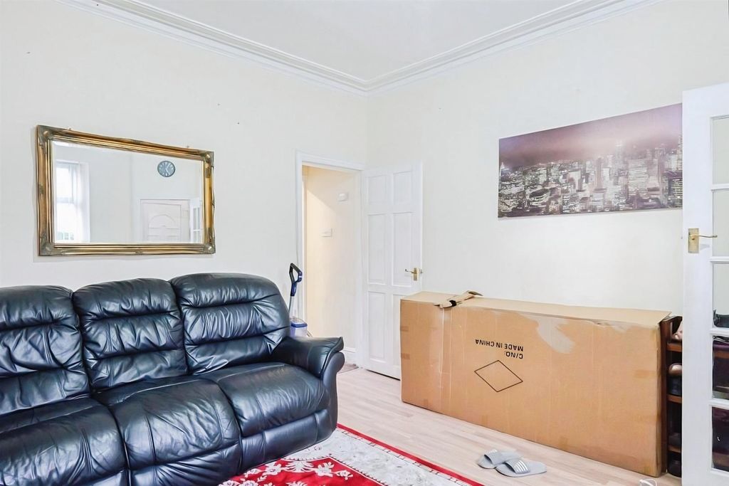 Property photo 3 of 16 Lounge