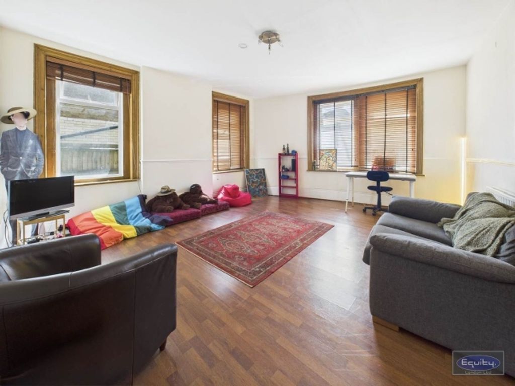 Property photo 2 of 12 Lounge