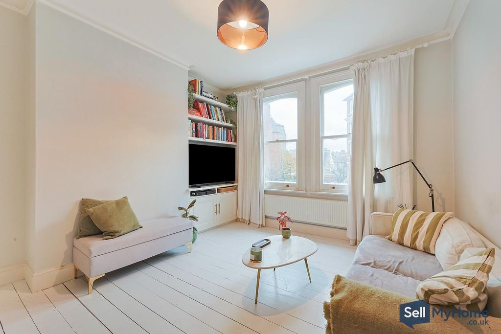 Property photo 2 of 17 Lounge