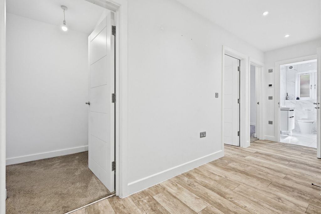 2 bed flat for saleLower Road, Hockley SS5 photo 5