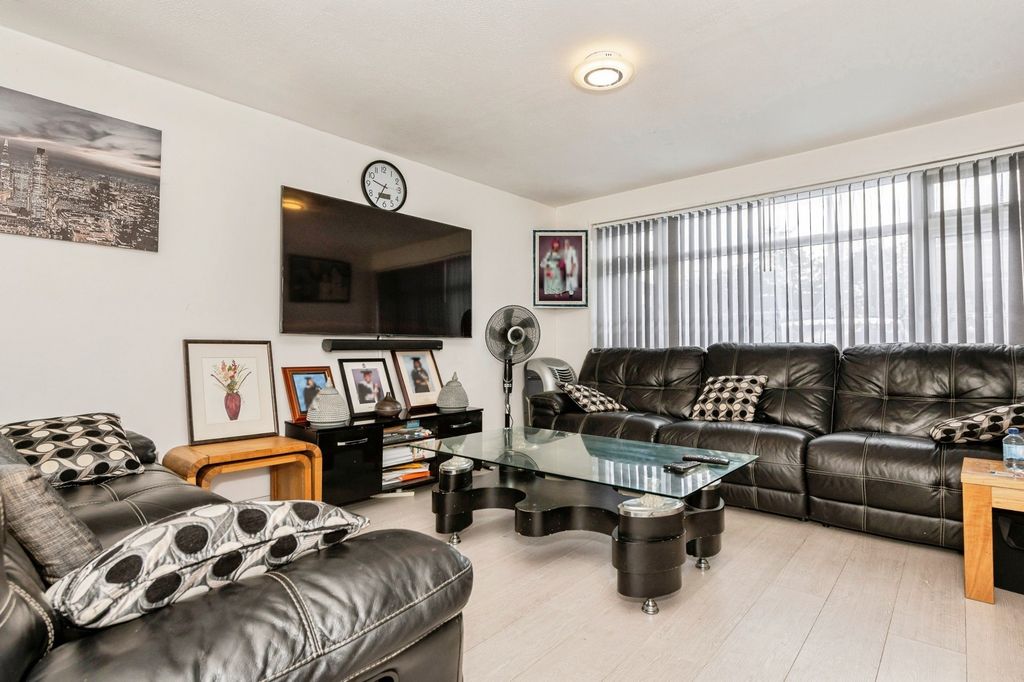 Property photo 3 of 15 Lounge