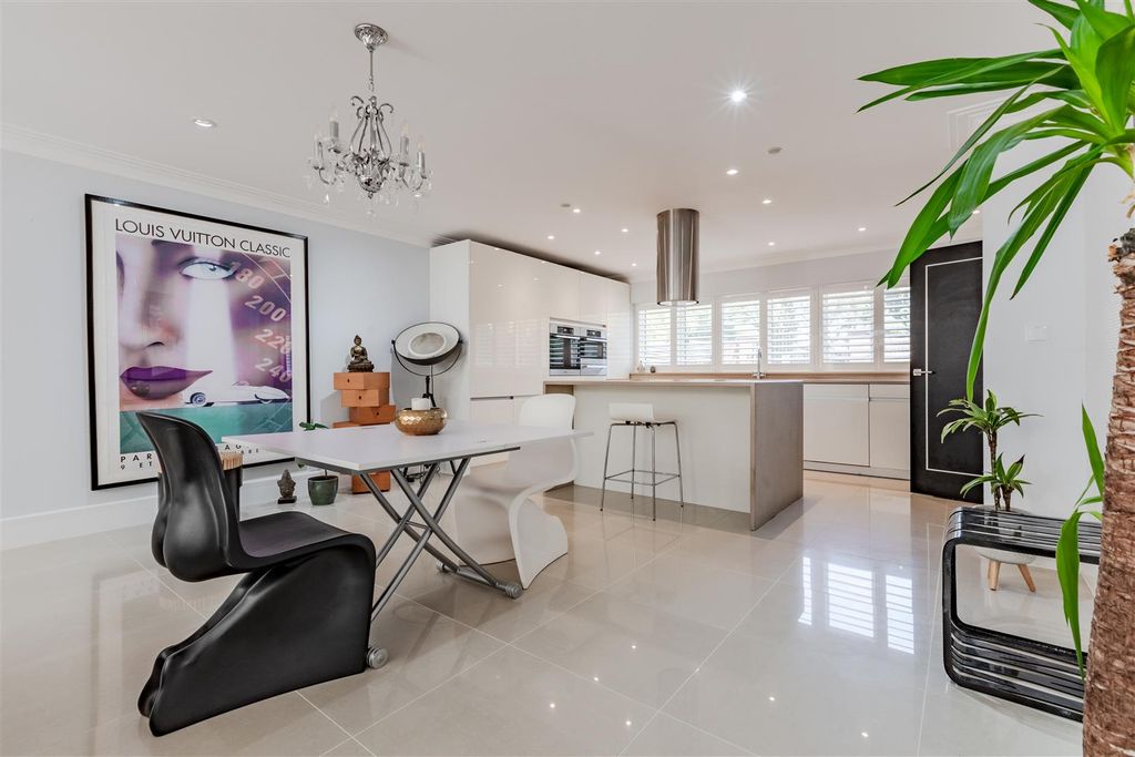 Property photo 2 of 20 Open Plan Living