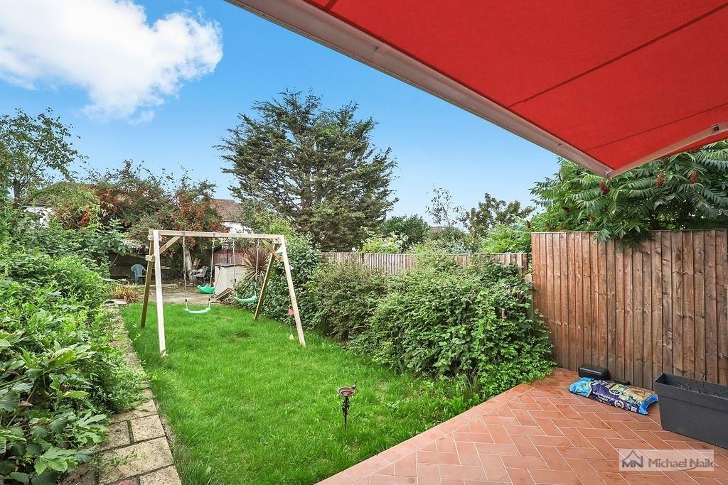 Property photo 3 of 17 Grenoble Gardens, N13