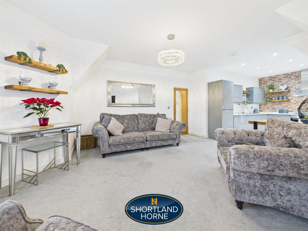 Property photo 3 of 17 Cam04377G0-Pr0104-Still012.Jpg